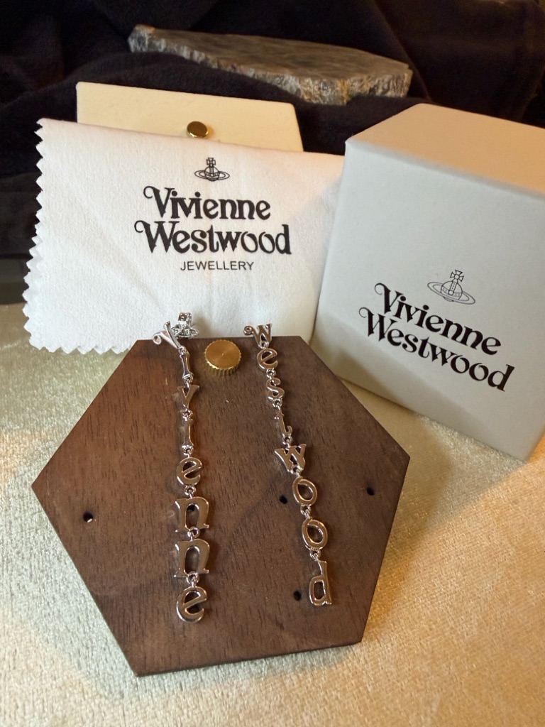 25 Vivienne Westwood Name Drop Stud Earring In Silver Tone 129$